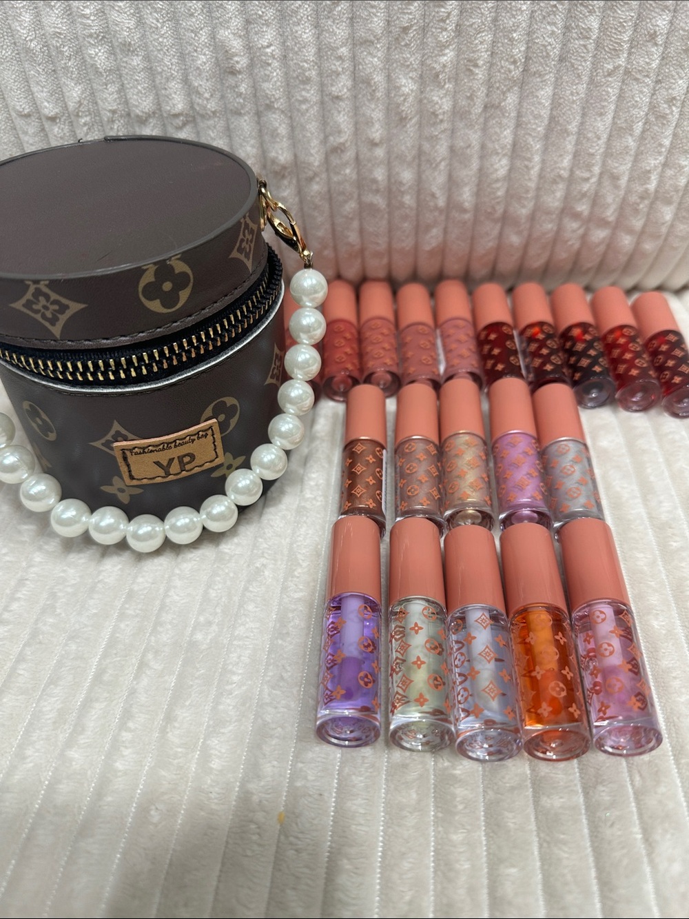 Cute Set of 20 Lip glosses.New.Never used. Come w/cute zipper bag w/pearl handle